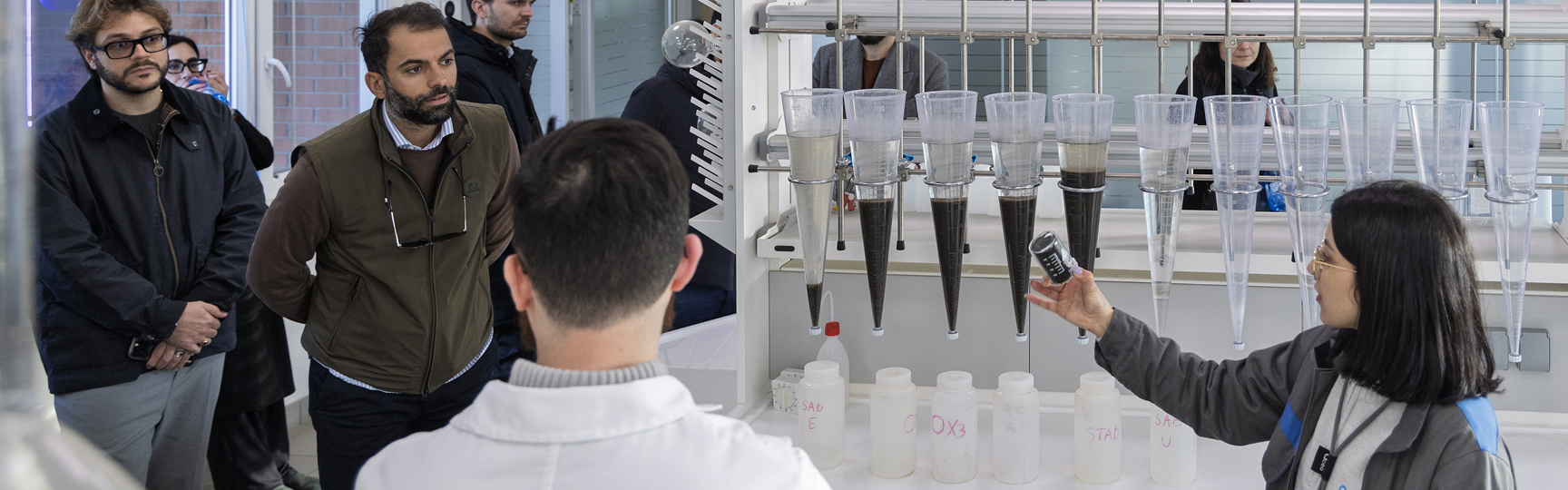 A un gruppo di persone viene mostrata una procedura nei laboratori Acea