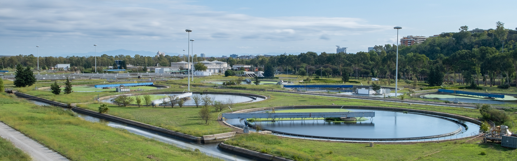 impianto idrico Acea con delle cisterne d'acqua e un prato verde