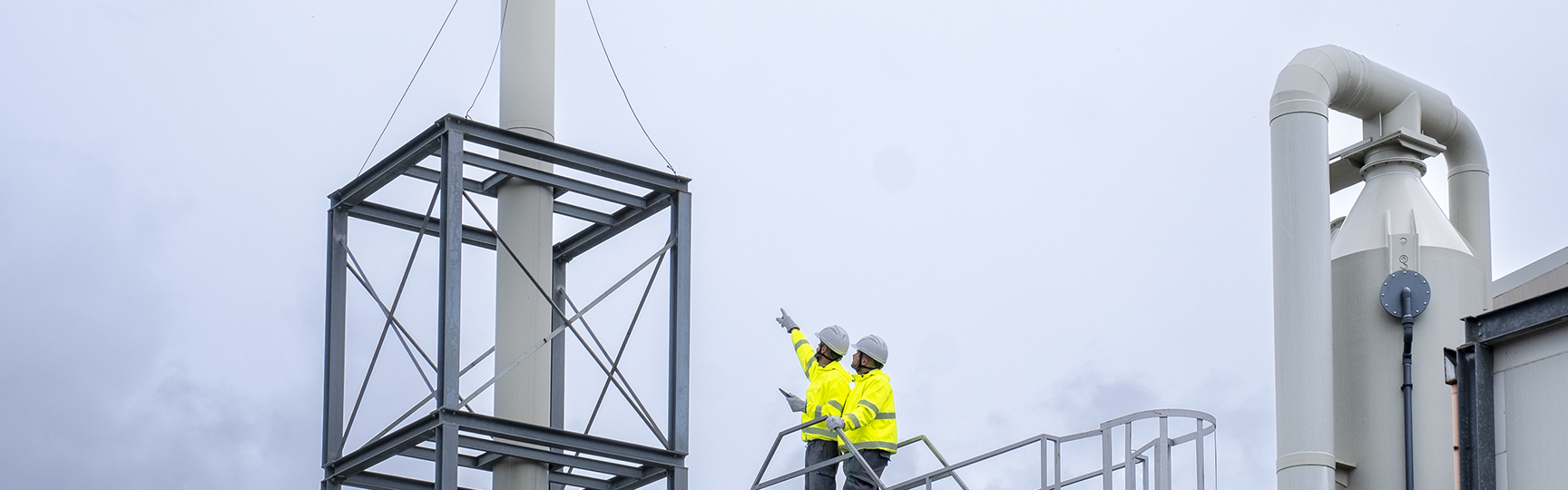 due operai acea su una infrastruttura indicano la torre della stessa