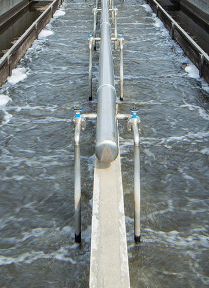 Infrastruttura  di Acea Infrastructure del depuratore di roma sud che contiene acqua 