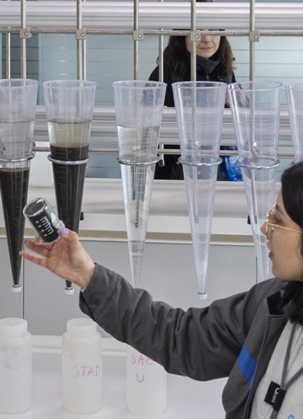 A un gruppo di persone viene mostrata una procedura nei laboratori Acea