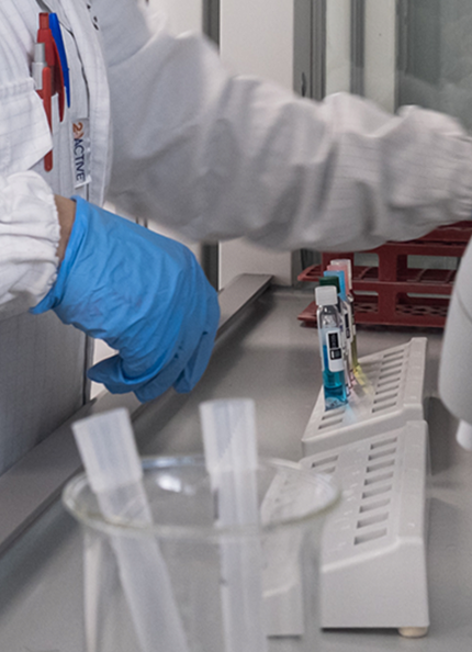 giovane ragazza in fase di analisi in un laboratorio acea