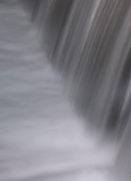 Piccole cascate di acqua che riempiono una grande vasca all'interno della struttura acea dell'acquedotto del peschiera