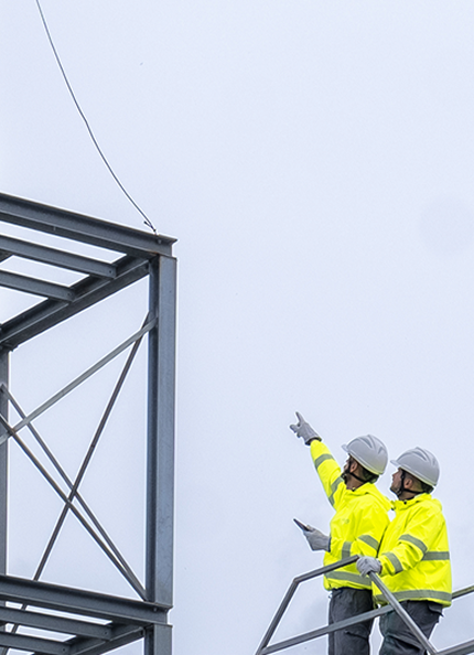 due operai acea su una infrastruttura indicano la torre della stessa